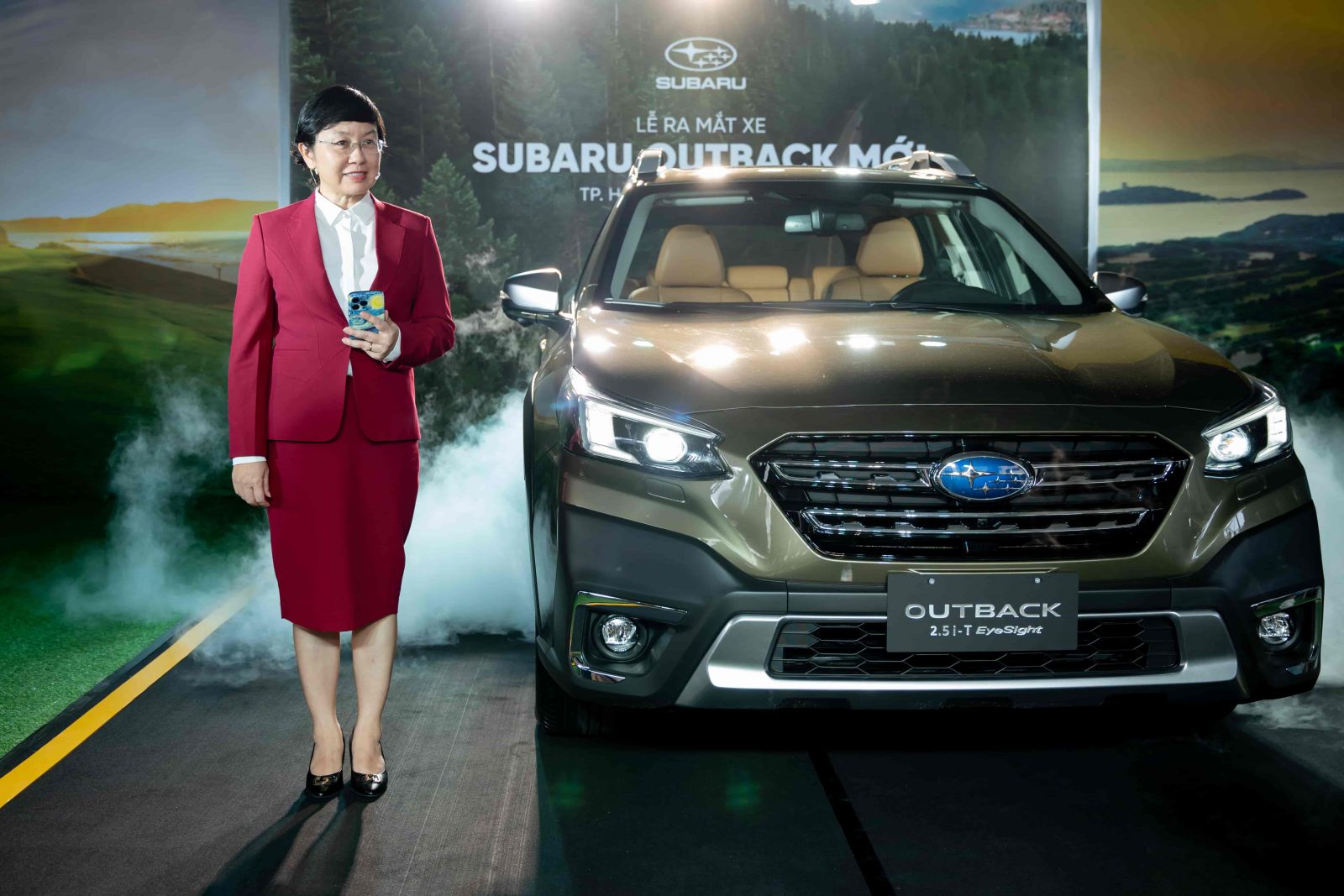 Bà Lê Thanh Hải - Tổng giám đốc MIV giới thiệu với phóng viên về sự ra mắt của Subaru Outback 2023 tại sự kiện
