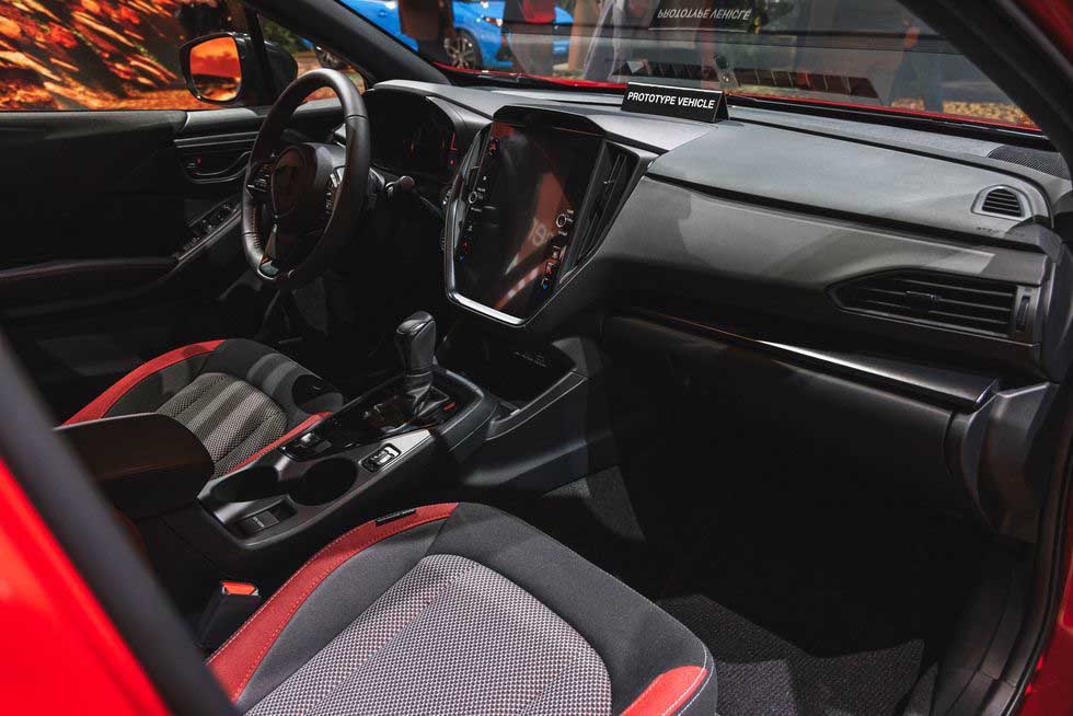 Phiên bản Impreza RS cũng nhận được vô-lăng và cần số nâng cấp bọc da.