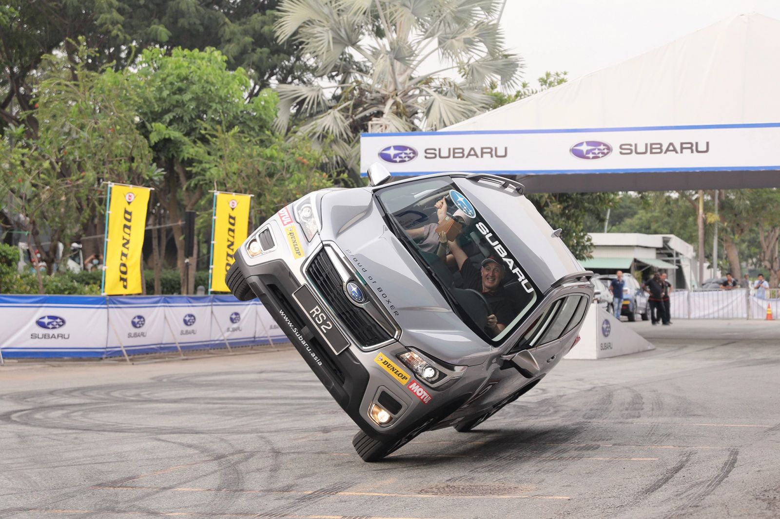 Russ Swift trình diễn lái ô tô Subaru 2 bánh tại Việt Nam